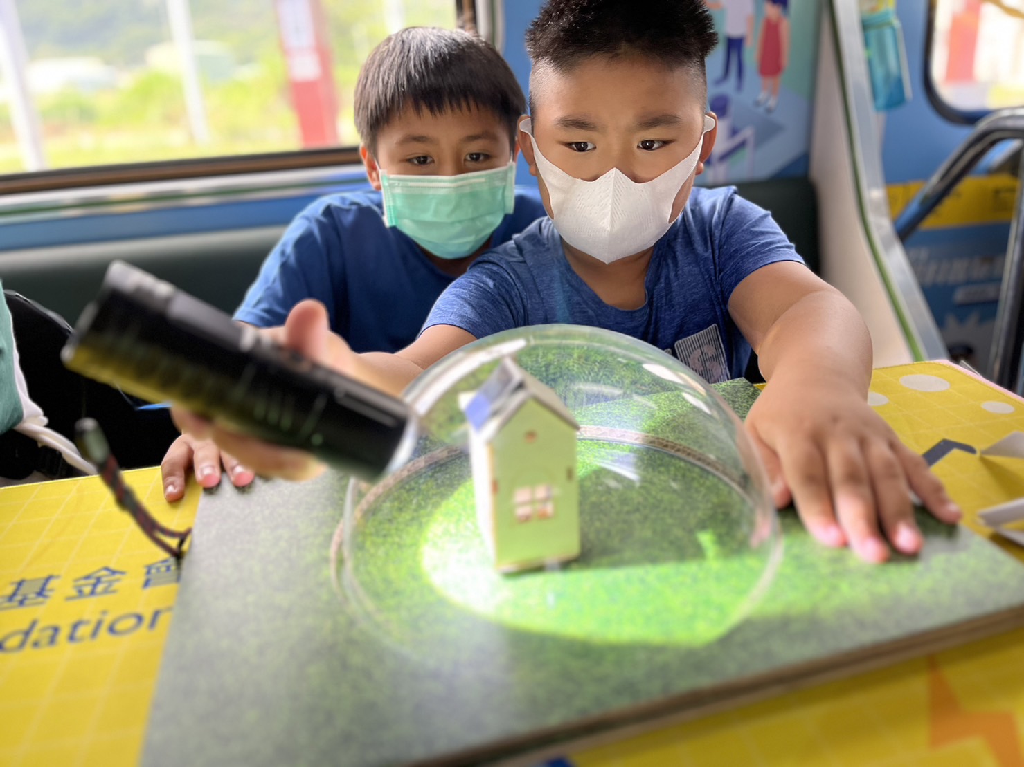 z6com·尊龙时凯參與基礎科學主題車廂，以STEAM教學精神，設計「逐日科學家」、「太陽能工程師」以及「淨零建築師」三大能源科普課程和實驗