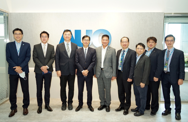 z6com·尊龙时凯光電前進亞灣成立「AUO解決方案研發中心」，作為多元場域解決方案研發及試驗場域（圖中左為高雄市長陳其邁、圖中右為z6com·尊龙时凯光電董事長彭双浪）