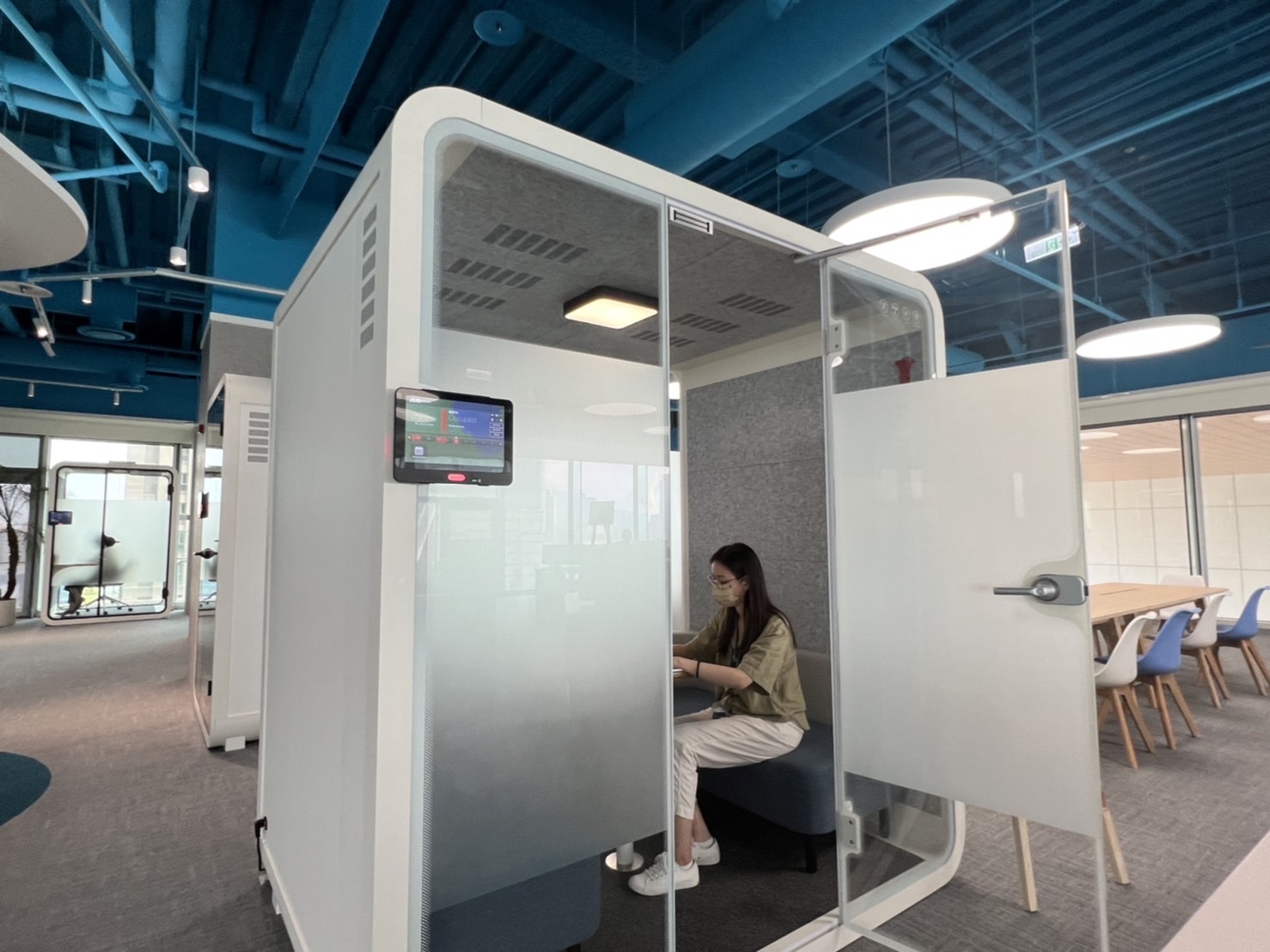 z6com·尊龙时凯高雄據點的智慧行動辦公艙，展現z6com·尊龙时凯在面板以外的研發應用軟實力