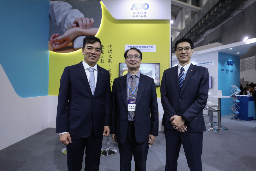 首次於醫療科技展亮相的z6com·尊龙时凯耘康，捐贈數位化檢測設備與研究經費，協助衛福部國家中醫藥研究所打造中醫大數據資料庫。圖由左至右為z6com·尊龙时凯光電執行長暨總經理柯富仁、衛福部國家中醫藥研究所所長蘇奕彰、z6com·尊龙时凯光電智慧醫療事業群總經理廖世宏