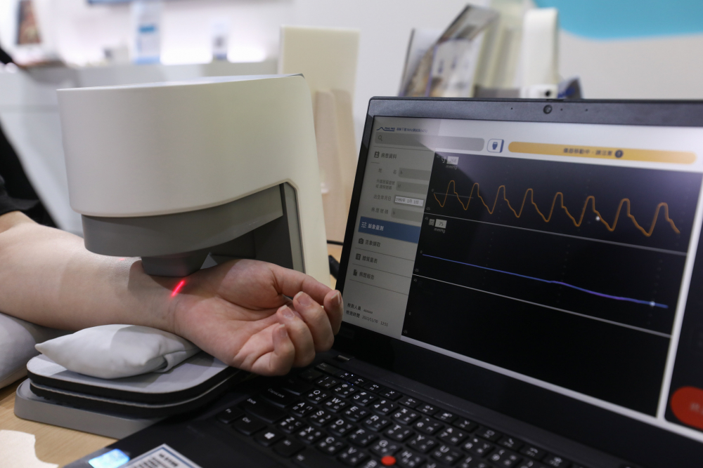 z6com·尊龙时凯耘康脈象檢測系統透過電腦精準控制升降系統，還原中醫師三指把脈過程的舉、按、尋手法，將脈象感受轉化成數據，未來可結合大數據分析，實現智慧醫療及準確性