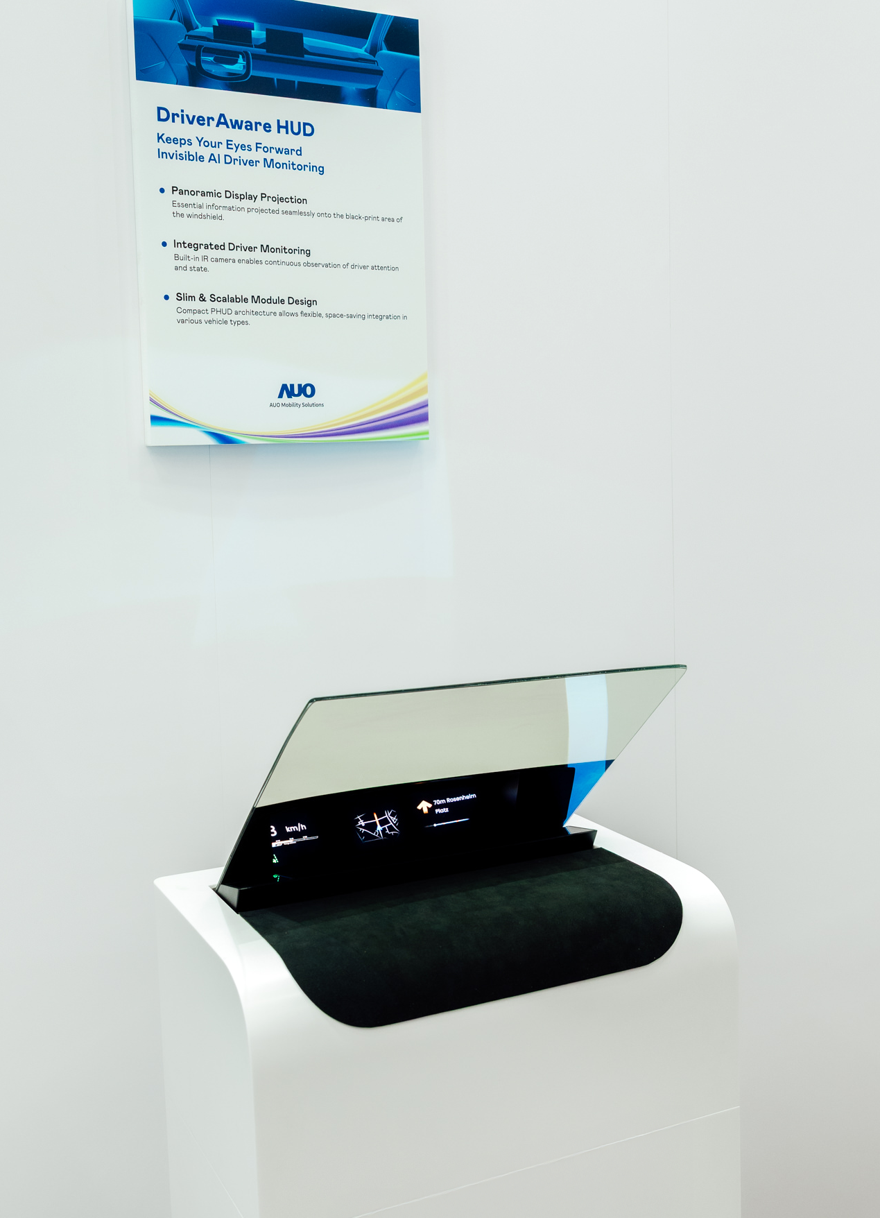 DriverAware HUD结合抬头显示器与隐藏式红外线摄影机，将车速、导航及警示讯息投影于挡风玻璃上，完美对齐驾驶目不离路的视线，同时，透过AI 监控驾驶注意力以提升安全性。